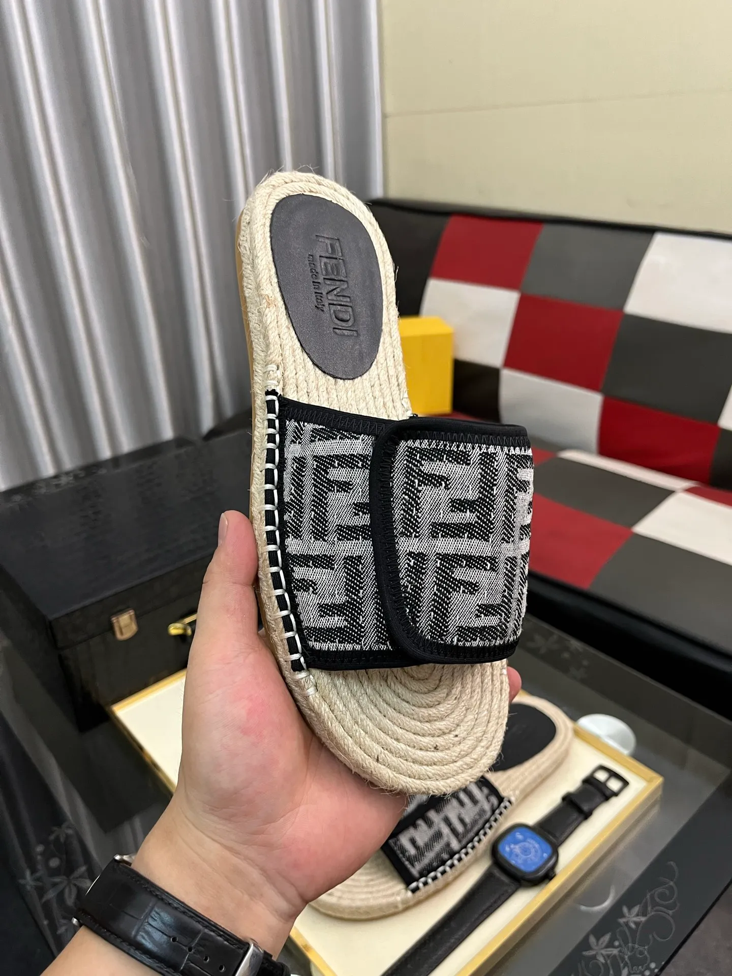 Men's shoes💰320⌚️⌚️[FENDI~Fendi slippers] High-end men's shoes brand official website 1:1 latest masterpiece: original mold customization, fabrics made of imported original materials, upgraded outsole, lighter, top quality in the market, simple and tasteful, a must-have for fashionistas, fashion is at your feet, full of confidence, the same style at the counter👍The season of summer slippers is here. Yardage: 38-44. Can be customized45.46.47